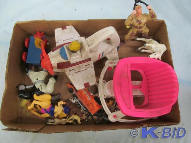 lot 62 image: Group of Small Toys - Plastic Airpl...