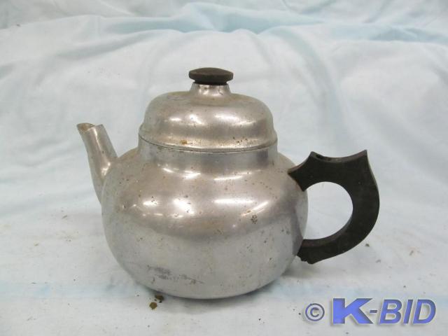 lot 66 image: Super Maid Cook-Ware Aluminum Teapo...
