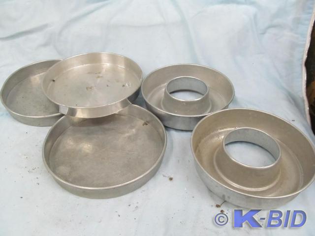 lot 71 image: Group of Aluminum Bake Ware
