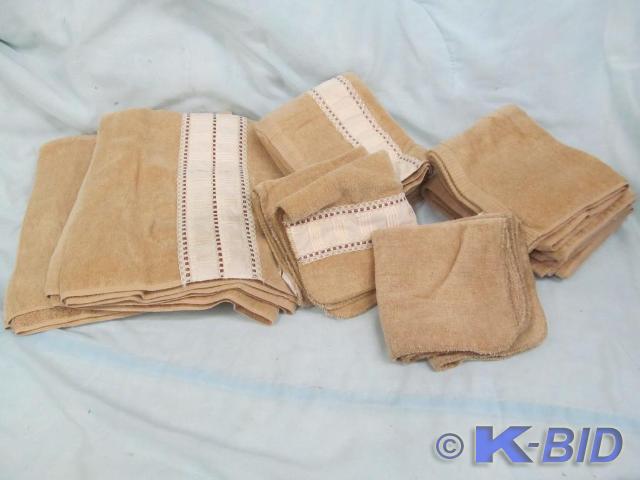 lot 89 image: New Bath Towel Set - Different Size...