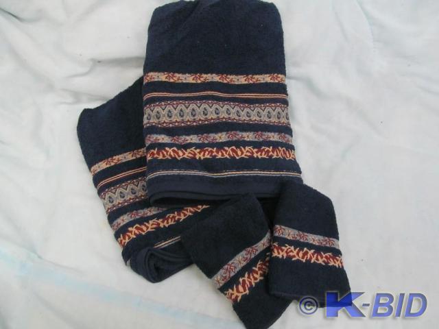 lot 90 image: 2 Bath Towels and 2 Wash Cloths - N...