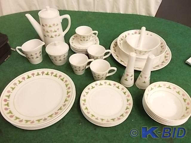 lot 8 image: Harmony House Ironstone Dish Set C...