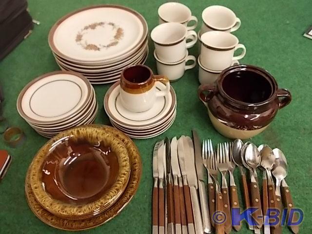 lot 9 image: 8-Sierra Stoneware Dinner Plates, 8...