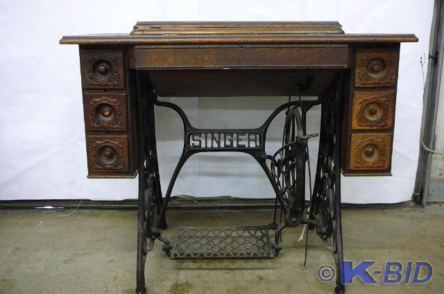 lot 1 image: Singer sewing machine with cabinet ...