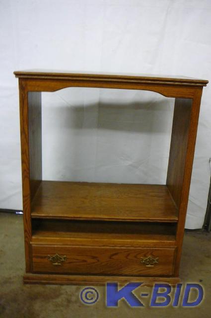 lot 2 image: Oak entertainment&nbspstand with 1...