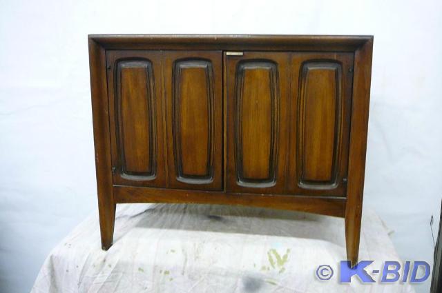 lot 3 image: Vintage oak cabinet with doors 18 ...