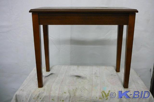 lot 5 image: Yamaha piano or organ bench 26 wid...