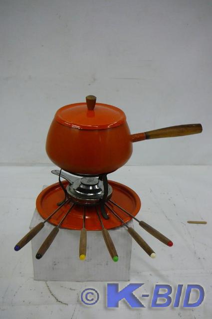 lot 14 image: Fondue pot with 6 &nbspscears ...