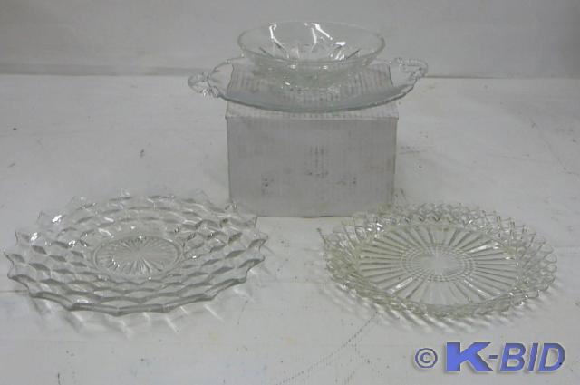 lot 19 image: 3 glass serving trays   Sold as is...