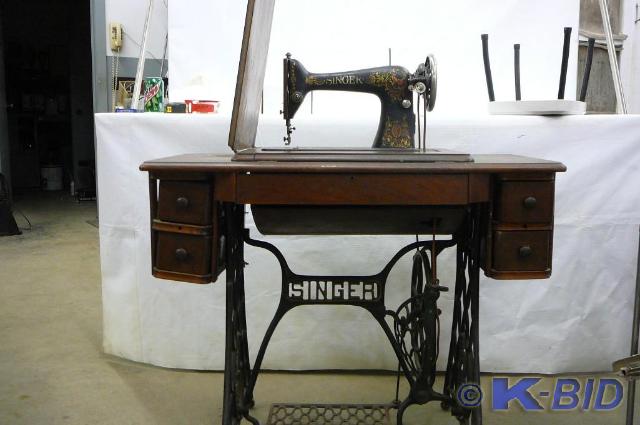 lot 32 image: Singer Sewing Machine with attachme...