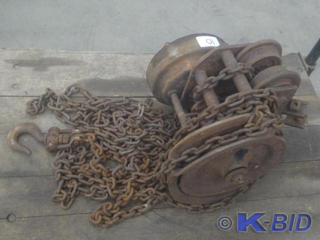 lot 10 image: Vintage 12-Ton Chain Hoist