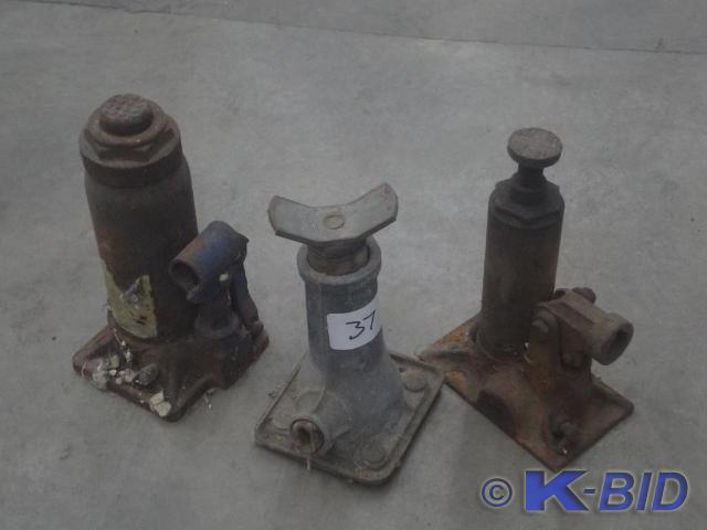 lot 37 image: Lot Of (3) Bottles Jacks
