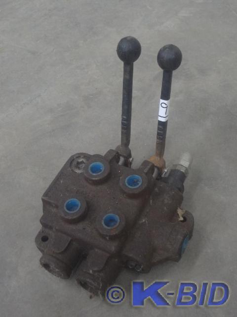 lot 9 image: Hydraulic 2-Lever Control Valve