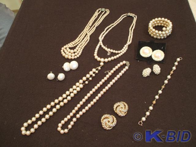 4 pearl necklaces, a pearl bracelet...