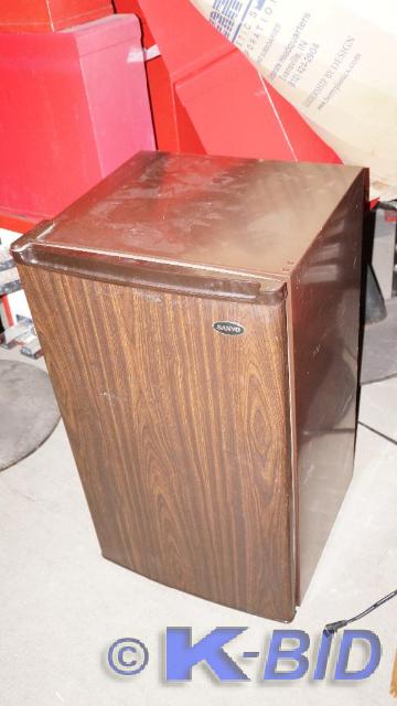 lot 23 image: Sanyo Mini Fridge. 33 Tall. Pulled...