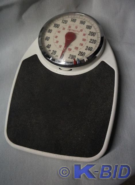 lot 8 image: Nice Bathroom Scale.