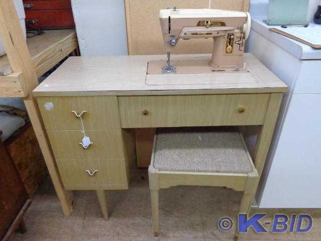 lot 3 image: Antique Singer Table Top Sewing Mac...