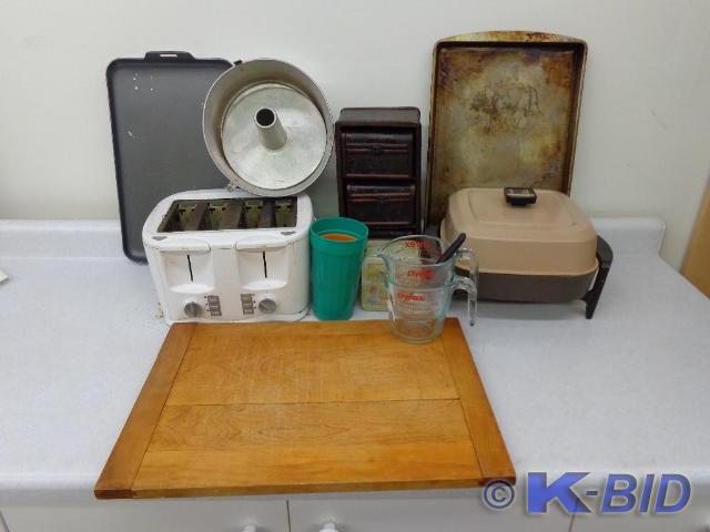 lot 52 image: Assorted Kitchenware Toaster plugg...