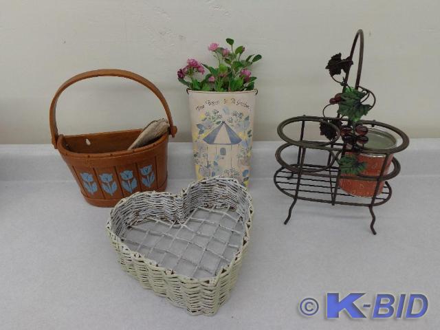 lot 6 image: Assorted Decorative Items  Decorati...