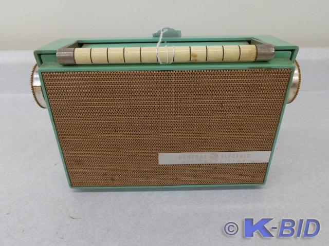 lot 72 image: Old Battery Power Radio General Ele...