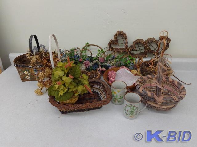 lot 81 image: House Decorations Wicker Baskets (V...