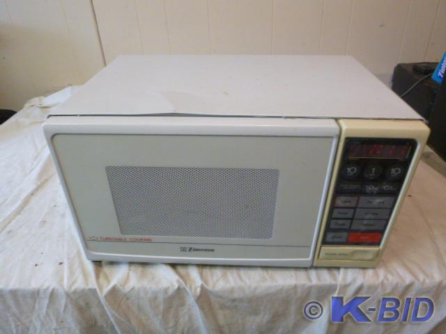 Emerson Microwave   Tested and Work...