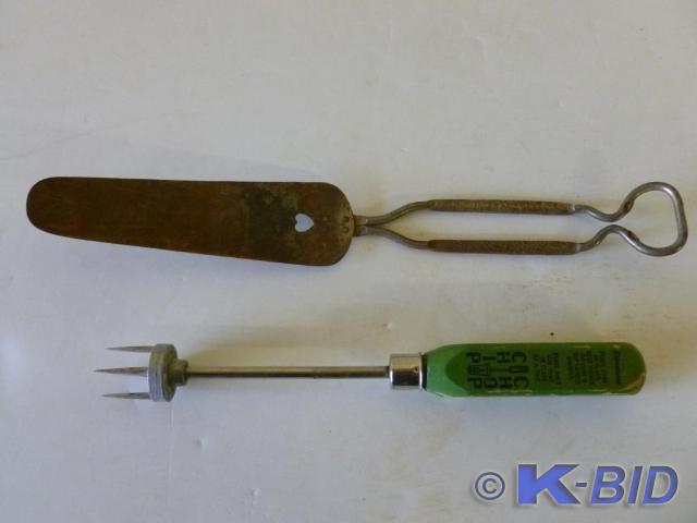 Lot of two vintage kitchen items th...