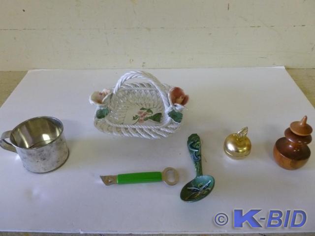Large decorative lot that includes ...