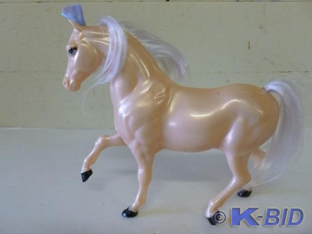 Molded plastic horse that measures ...