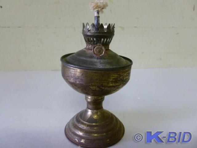 Vintage metal bodied oil lamp, no c...