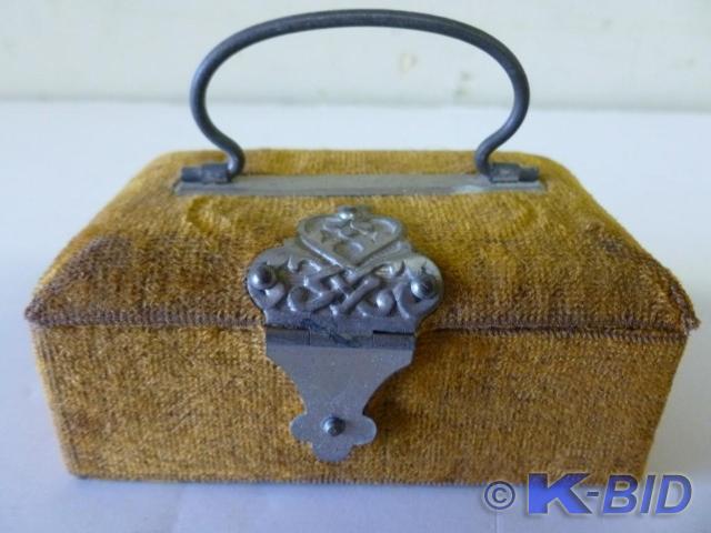 Vintage felt lined ring box.