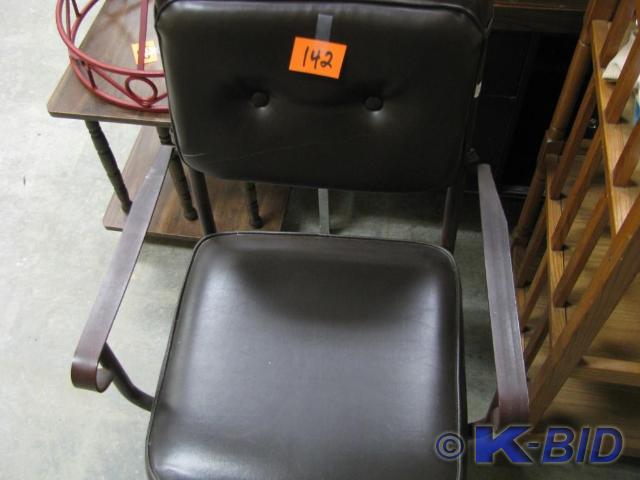 lot 142 image: rolling ofice style chair