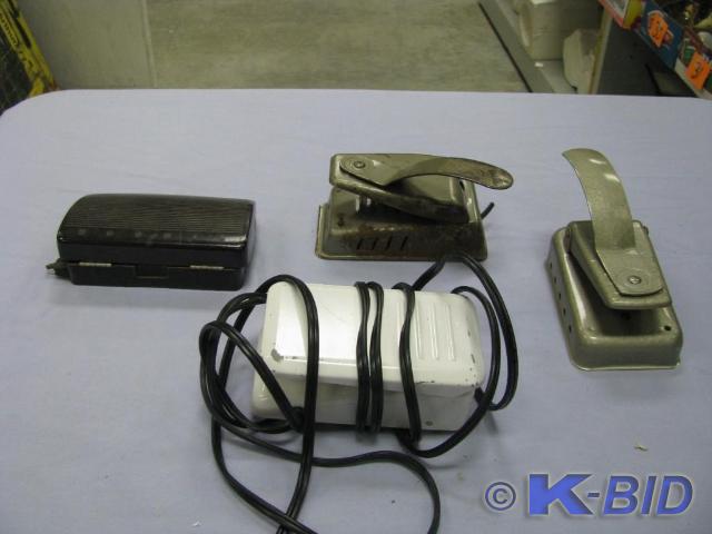 lot 40 image: singer sewing foot pedal controlers