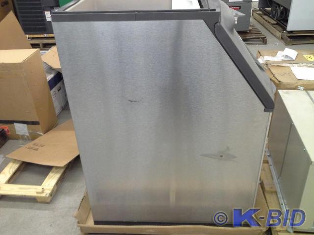 lot 51 image: Manitowoc B-420 310lb Ice Storage B...