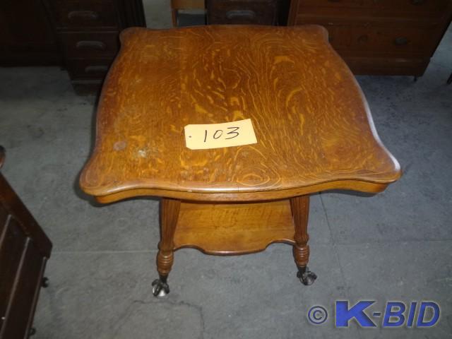 Exquisite Claw footed Table, very n...