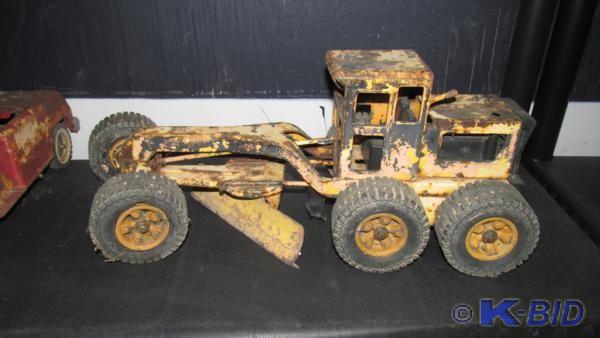 18 TONKA road grader with blade