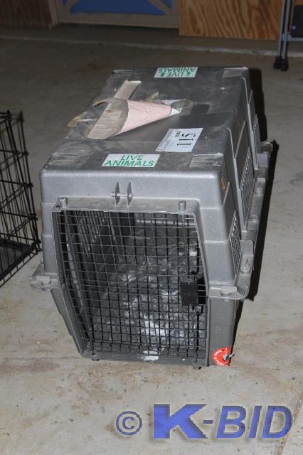 lot 115 image: PetAnimal Carrier, 33 L x 23 W x...