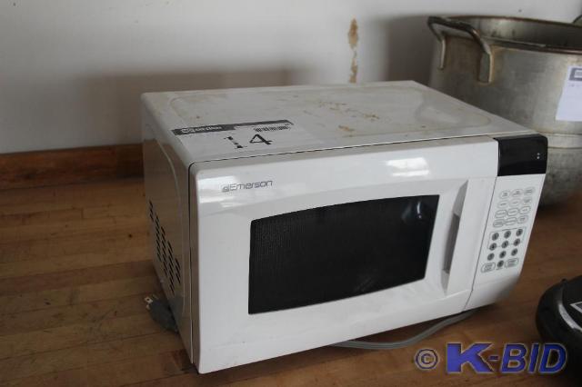 lot 14 image: Emerson, Microwave Oven, Model# MW7...