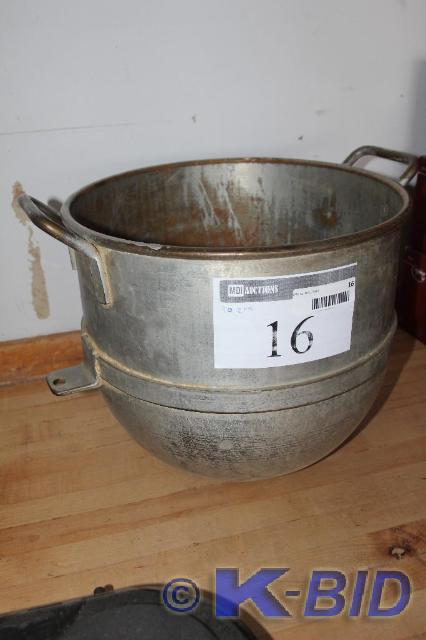 lot 16 image: 30 QT Mixing Bowl