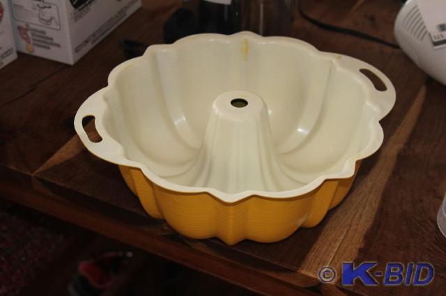 lot 173 image: Angel Cake Pan