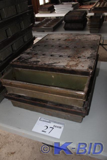 lot 27 image: Lot of (2) 4-Strap, Pullman, Bread ...