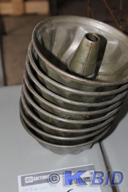 lot 36 image: Lot of (8) Bundt Cake Pans