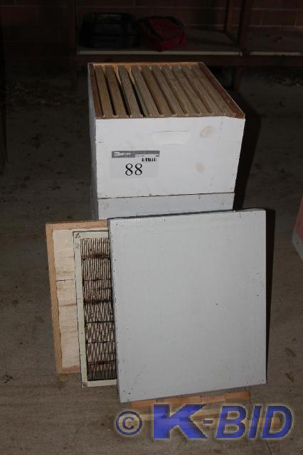 lot 88 image: 30-Frame Bee Hive - Great Condition...