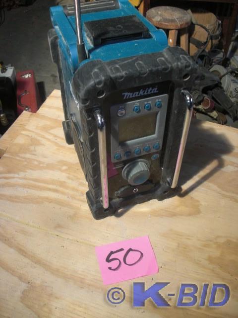 lot 50 image: Makita AMFM Radio.. Can use a Maki...