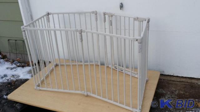 lot 14 image: Plastic gatefence. Perfect for the...