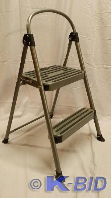 lot 41 image: Costco Step stool. Coolstuff