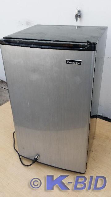 lot 8 image: Magic Chef Mini Refrigerator. Measu...