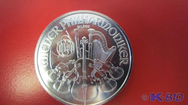 lot 110 image: 2008 20 x 1 oz Silver Bullion Philh...