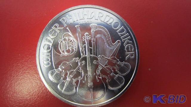 lot 111 image: 2008 20 x 1 oz Silver Bullion Philh...