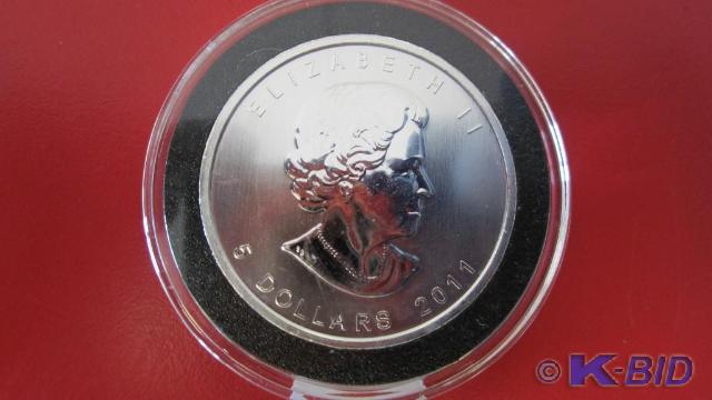 lot 132 image: 2011 1oz Silver Canadian Maple Leaf